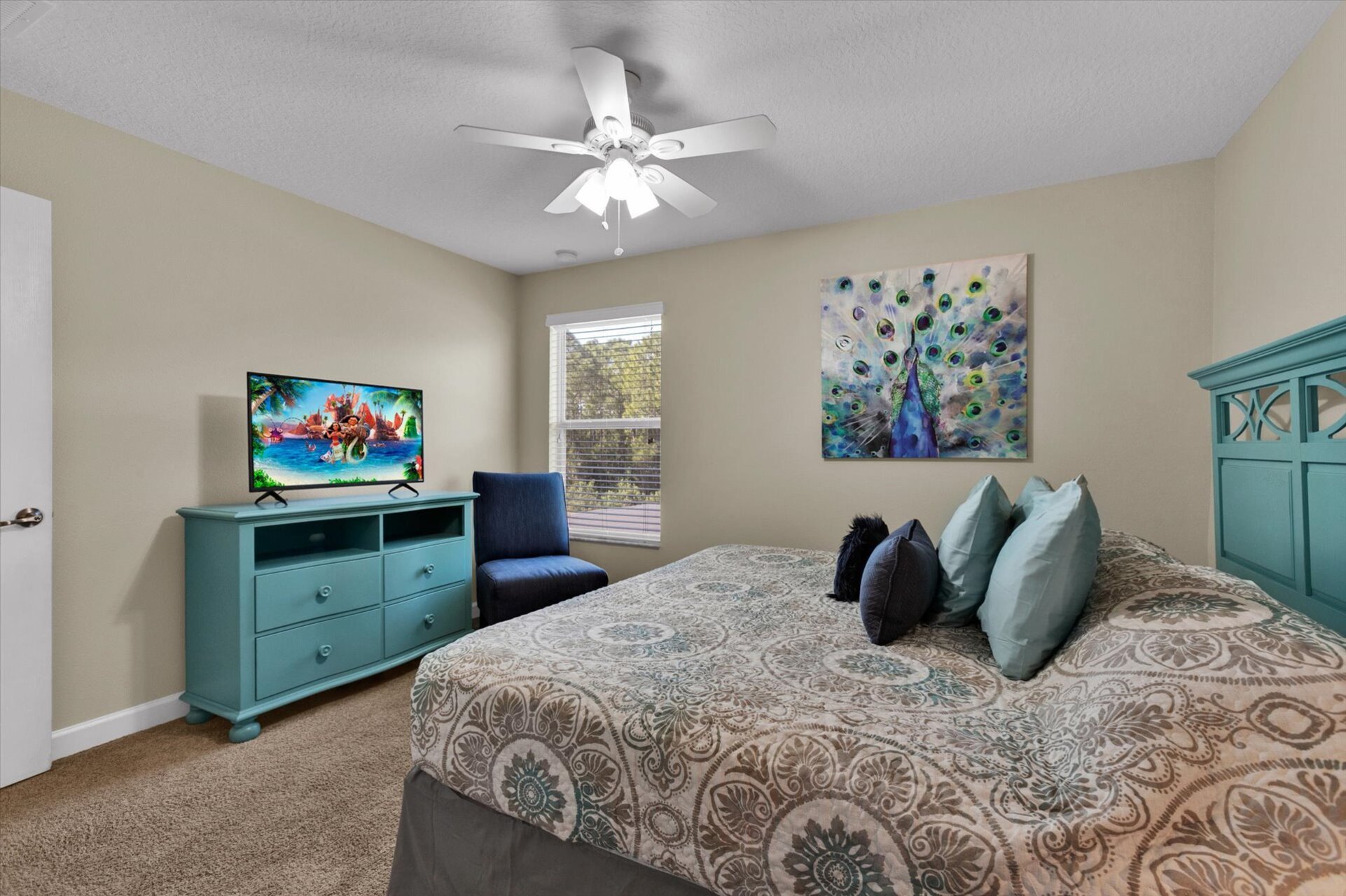King Bedroom 3 (Angle)
40" Smart TV