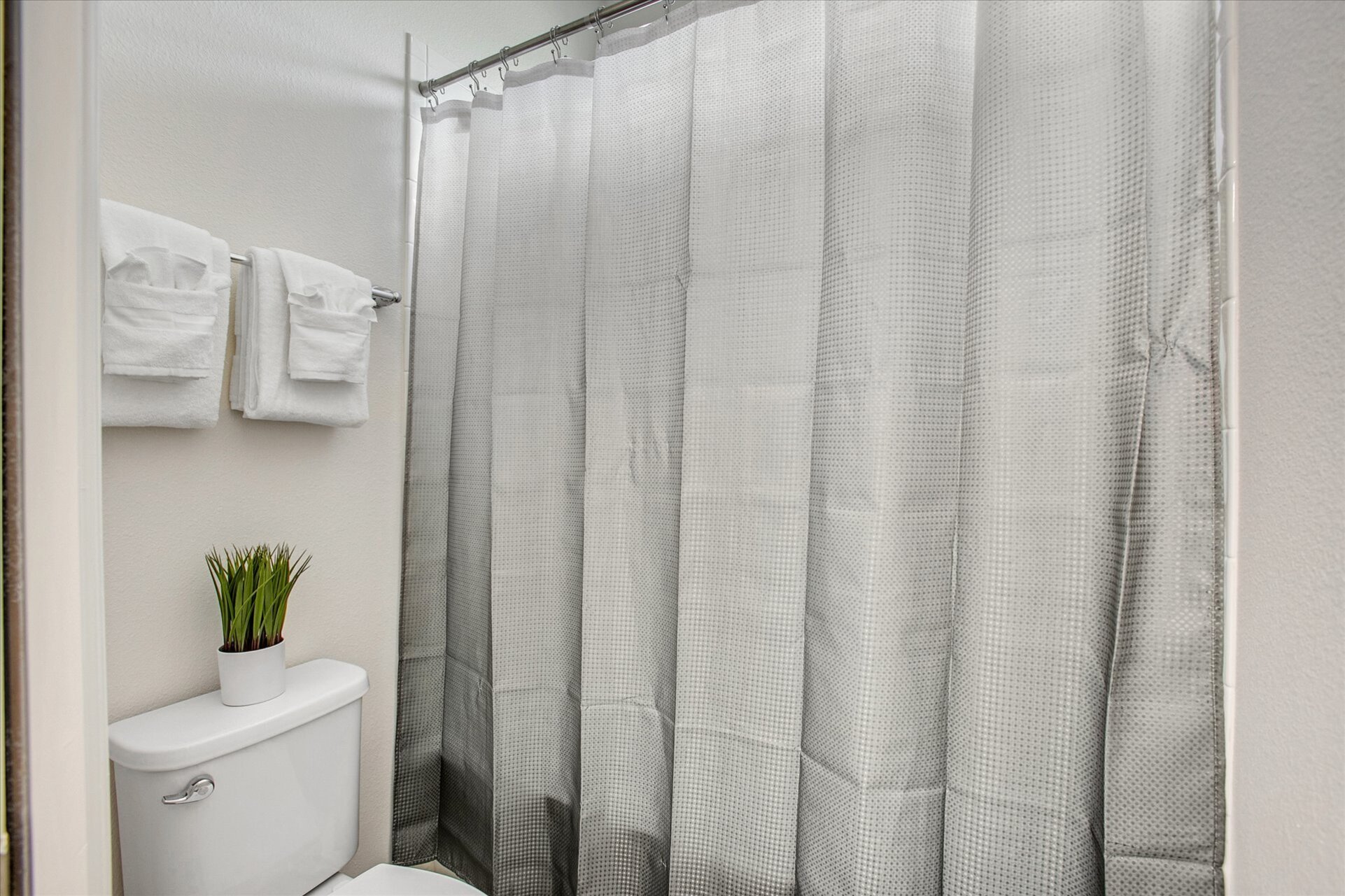 Jack N Jill Bathroom 4 (Angle)
Tub/Shower Combo