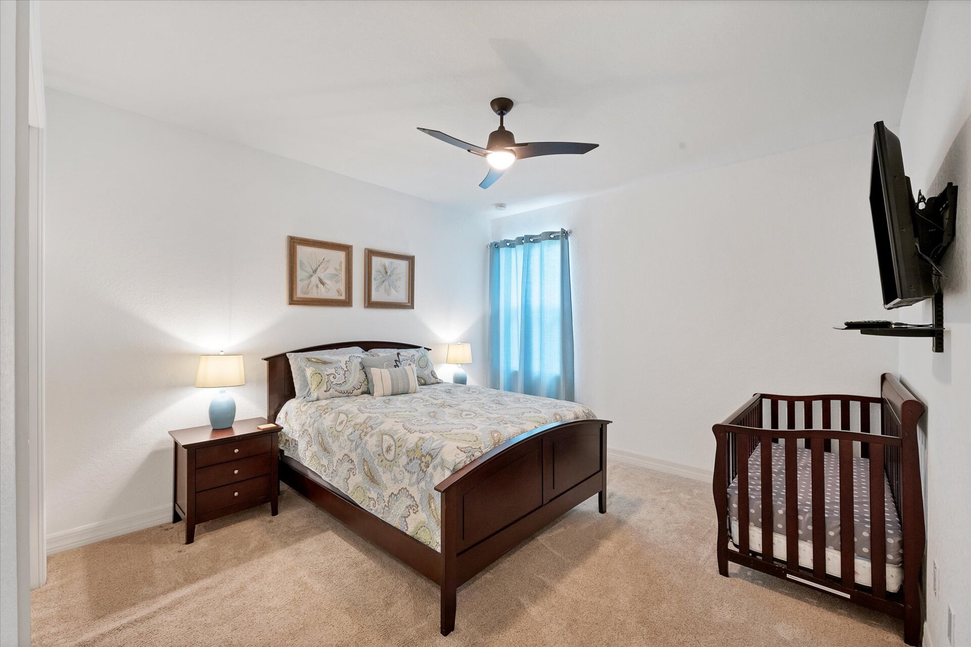 Guest bedroom with queen bed, full-size crib and 43-inch Smart TV