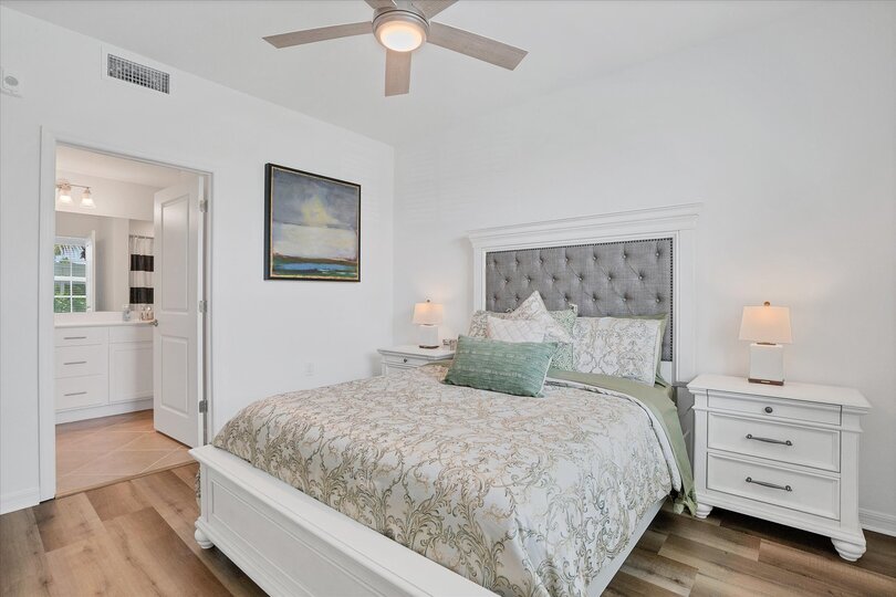 Guest bedroom 1 with queen bed