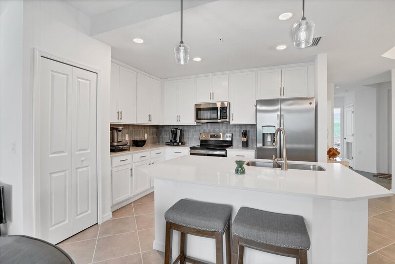 Bright, fully-equipped kitchen. Kitchen island seats 2