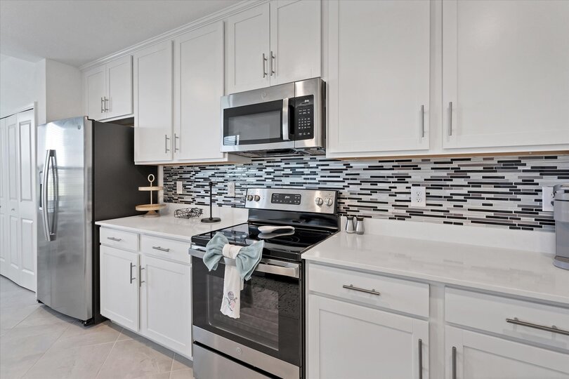 Gorgeous, bright, fully-equipped kitchen