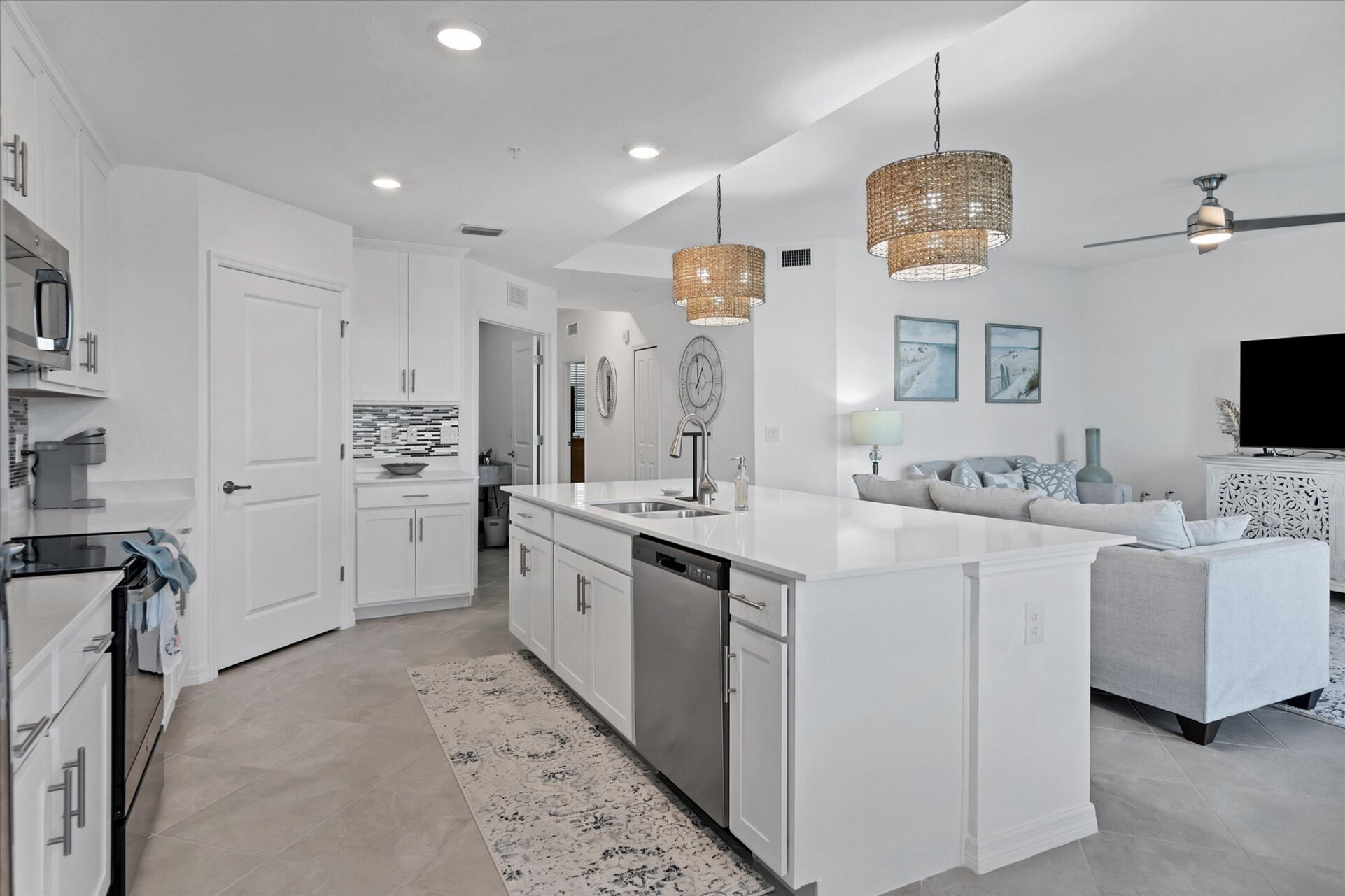 Gorgeous, bright, fully-equipped kitchen
