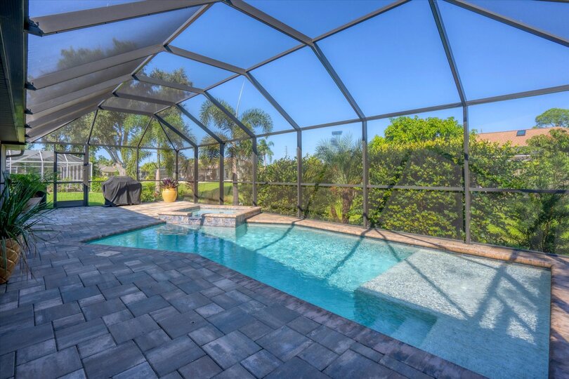 Beautiful, large lanai overlooking sparkling private pool & spa