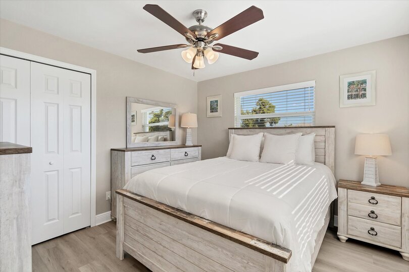 Guest bedroom 2 with queen bed