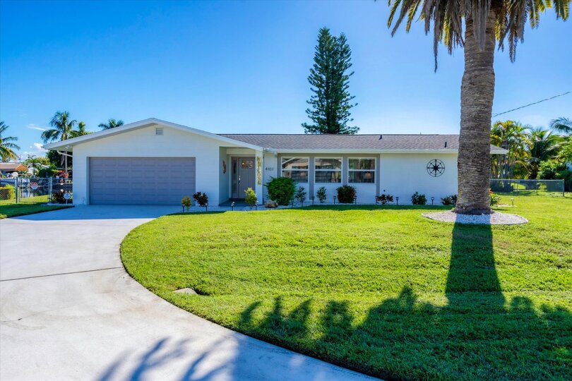 Beautiful 3 bedroom, 2 bathroom waterfront Cape Coral home with private pool