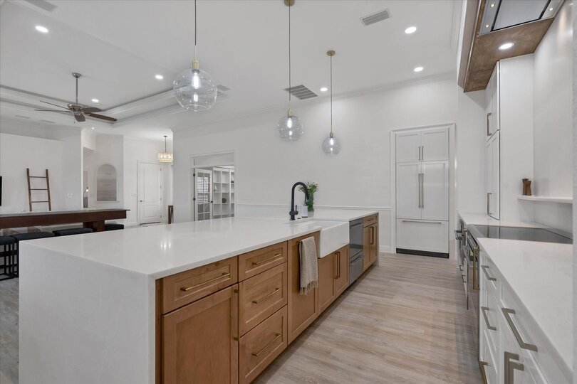 Beautiful, spacious kitchen with top of the line appliances
