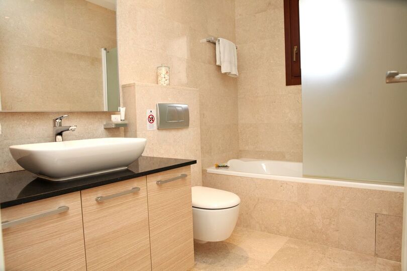 Paphos Villa 1487'de, doğanın büyüleyici manzarası eşliğinde lüks bir yaşam deneyimi yaşayın.