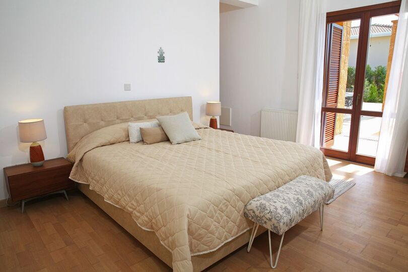 Paphos Villa 1487'de, doğanın büyüleyici manzarası eşliğinde lüks bir yaşam deneyimi yaşayın.