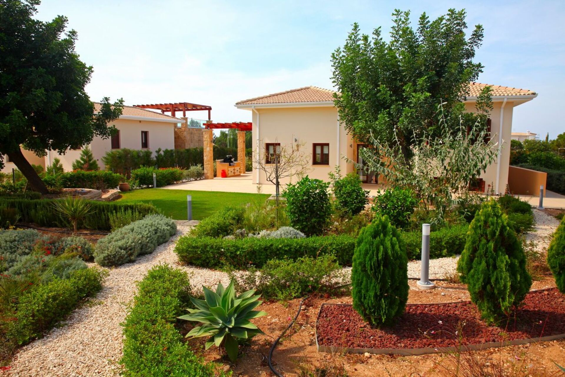 Paphos Villa 1487'de, doğanın büyüleyici manzarası eşliğinde lüks bir yaşam deneyimi yaşayın.