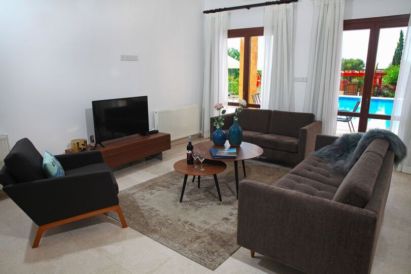 Paphos Villa 1487'de, doğanın büyüleyici manzarası eşliğinde lüks bir yaşam deneyimi yaşayın.