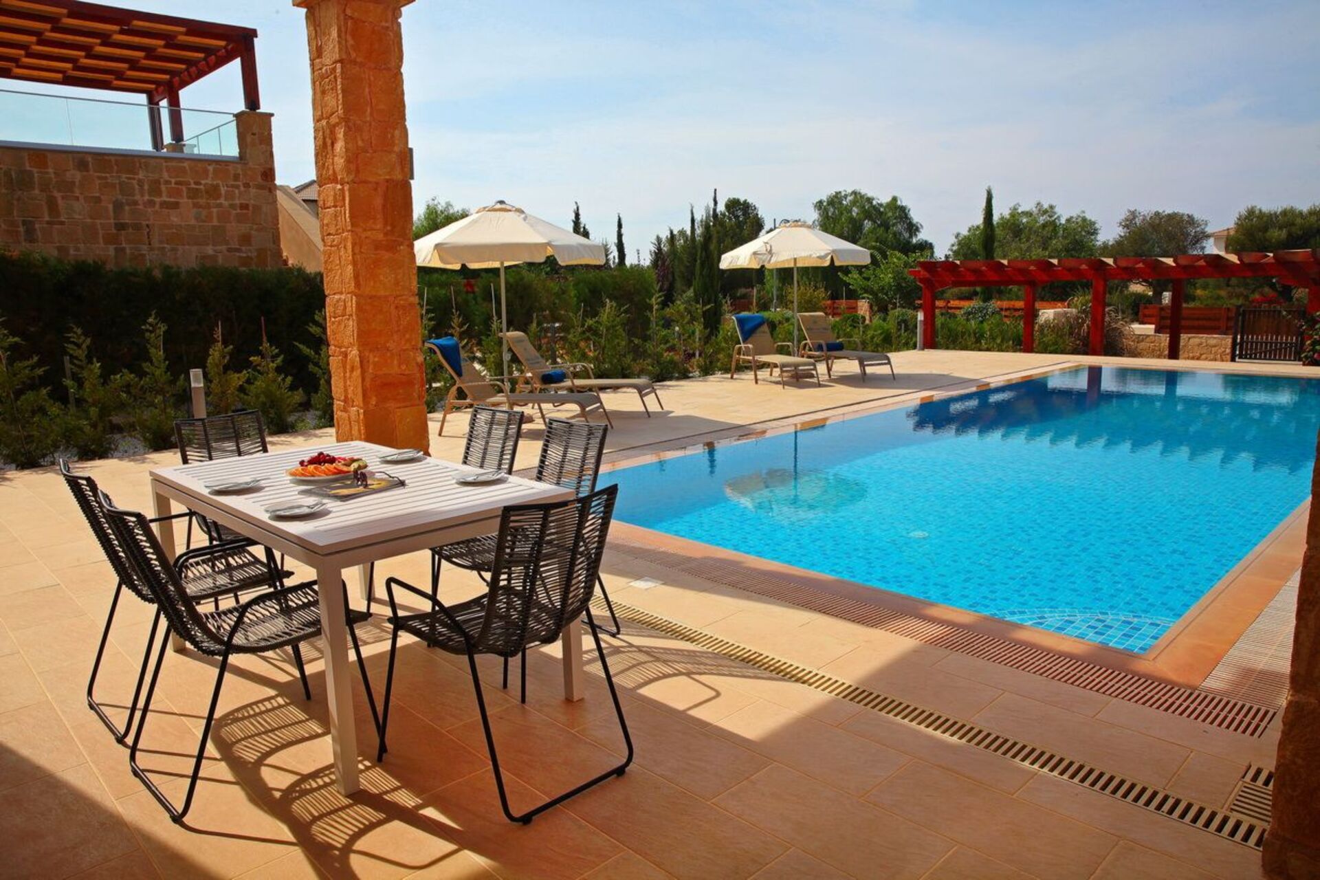 Paphos Villa 1487'de, doğanın büyüleyici manzarası eşliğinde lüks bir yaşam deneyimi yaşayın.