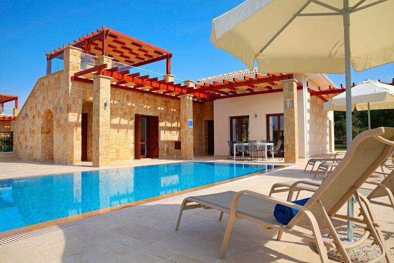 Paphos Villa 1487'de, doğanın büyüleyici manzarası eşliğinde lüks bir yaşam deneyimi yaşayın.