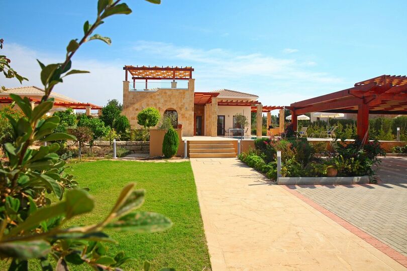 Paphos Villa 1487'de, doğanın büyüleyici manzarası eşliğinde lüks bir yaşam deneyimi yaşayın.