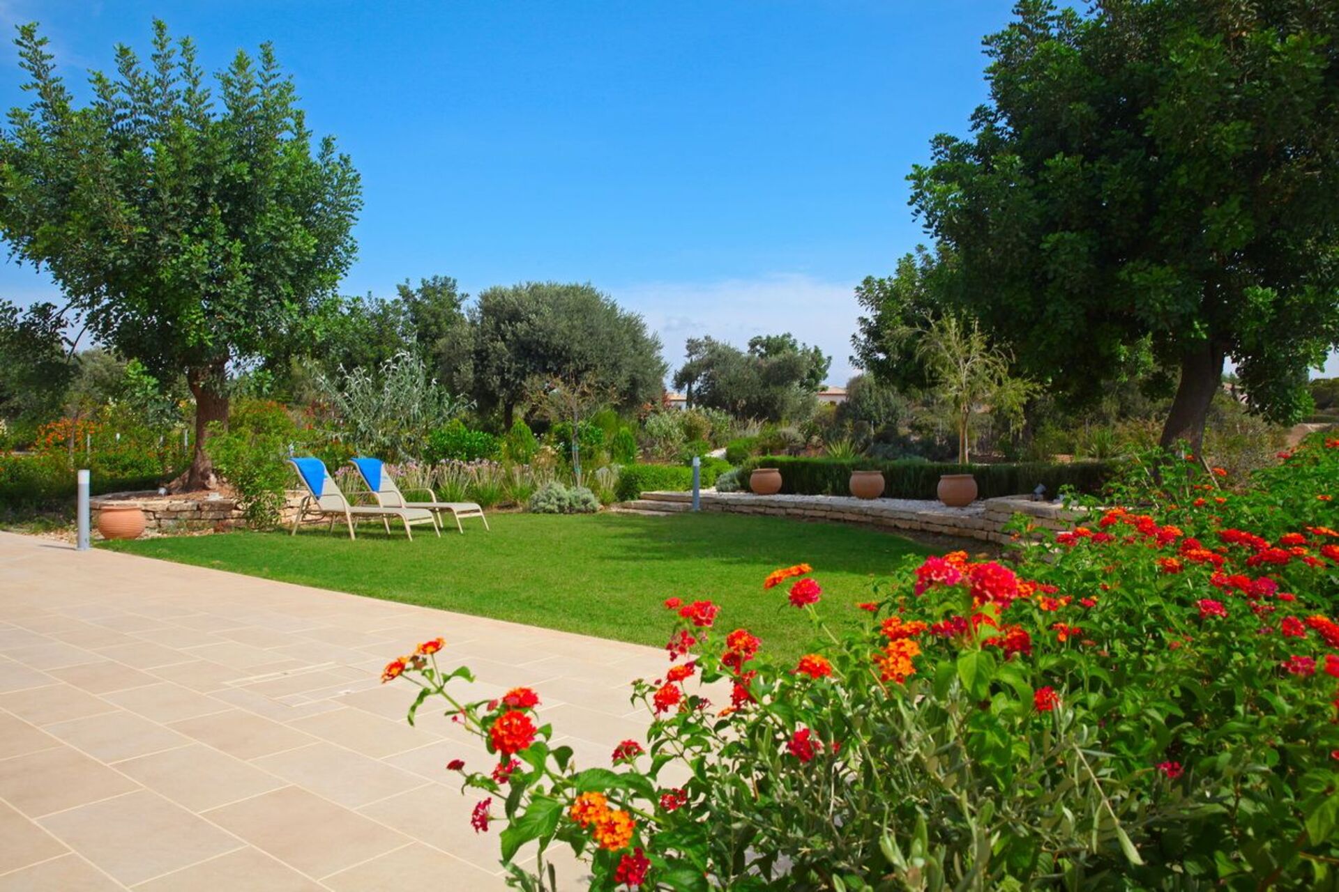 Paphos Villa 1487'de, doğanın büyüleyici manzarası eşliğinde lüks bir yaşam deneyimi yaşayın.