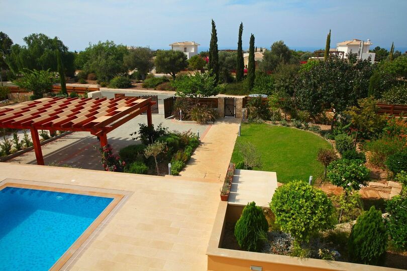 Paphos Villa 1487'de, doğanın büyüleyici manzarası eşliğinde lüks bir yaşam deneyimi yaşayın.