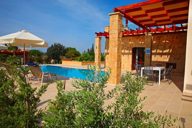Paphos Villa 1487'de, doğanın büyüleyici manzarası eşliğinde lüks bir yaşam deneyimi yaşayın.