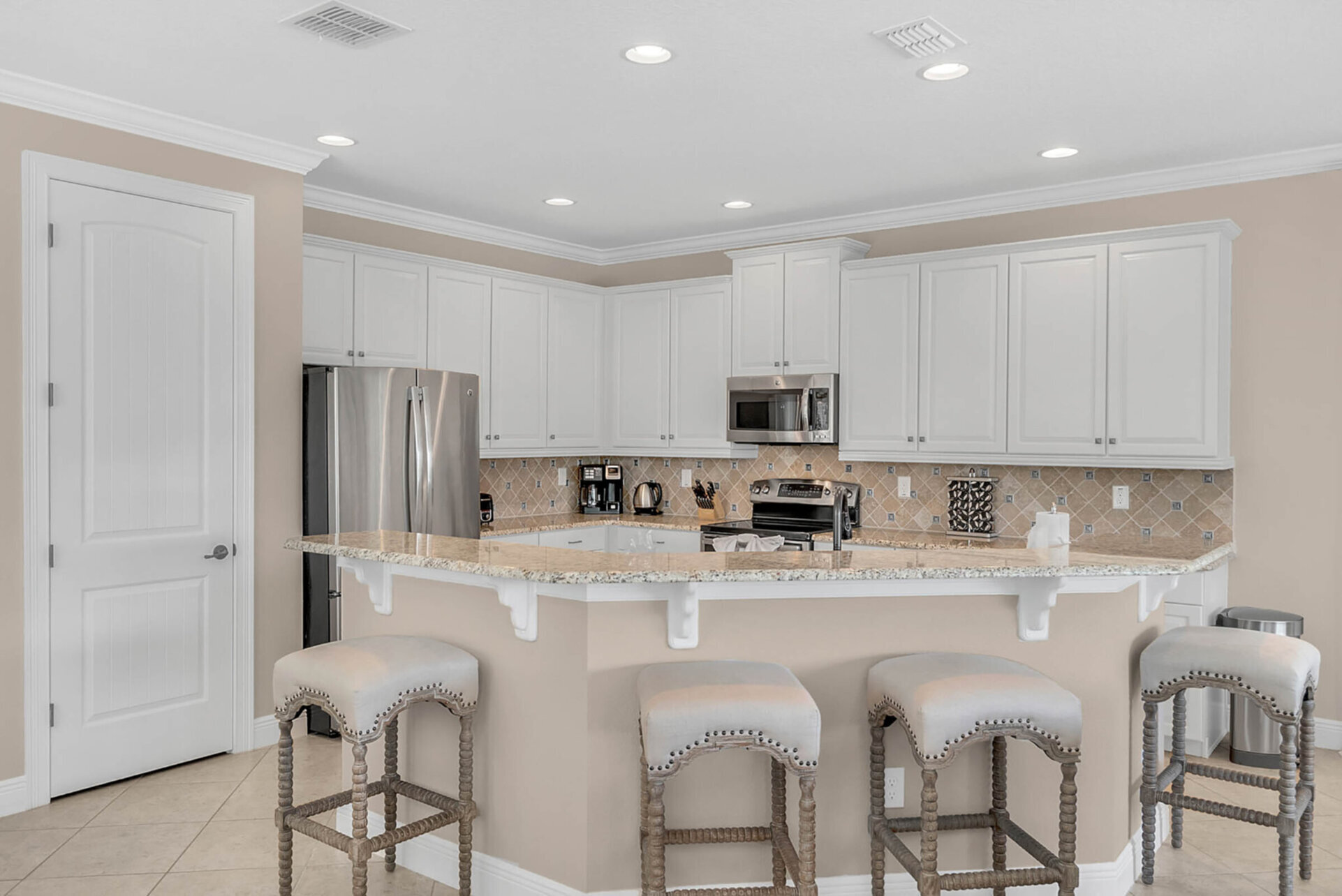 A fun breakfast bar for 4 and a fully equipped kitchen