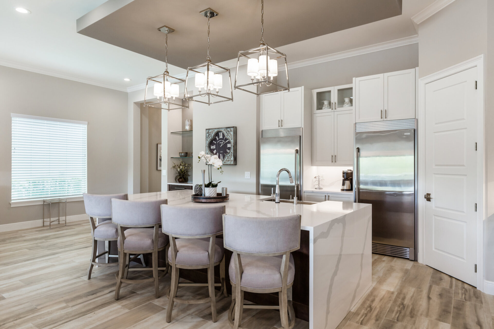 Plan your day over coffee at the breakfast bar