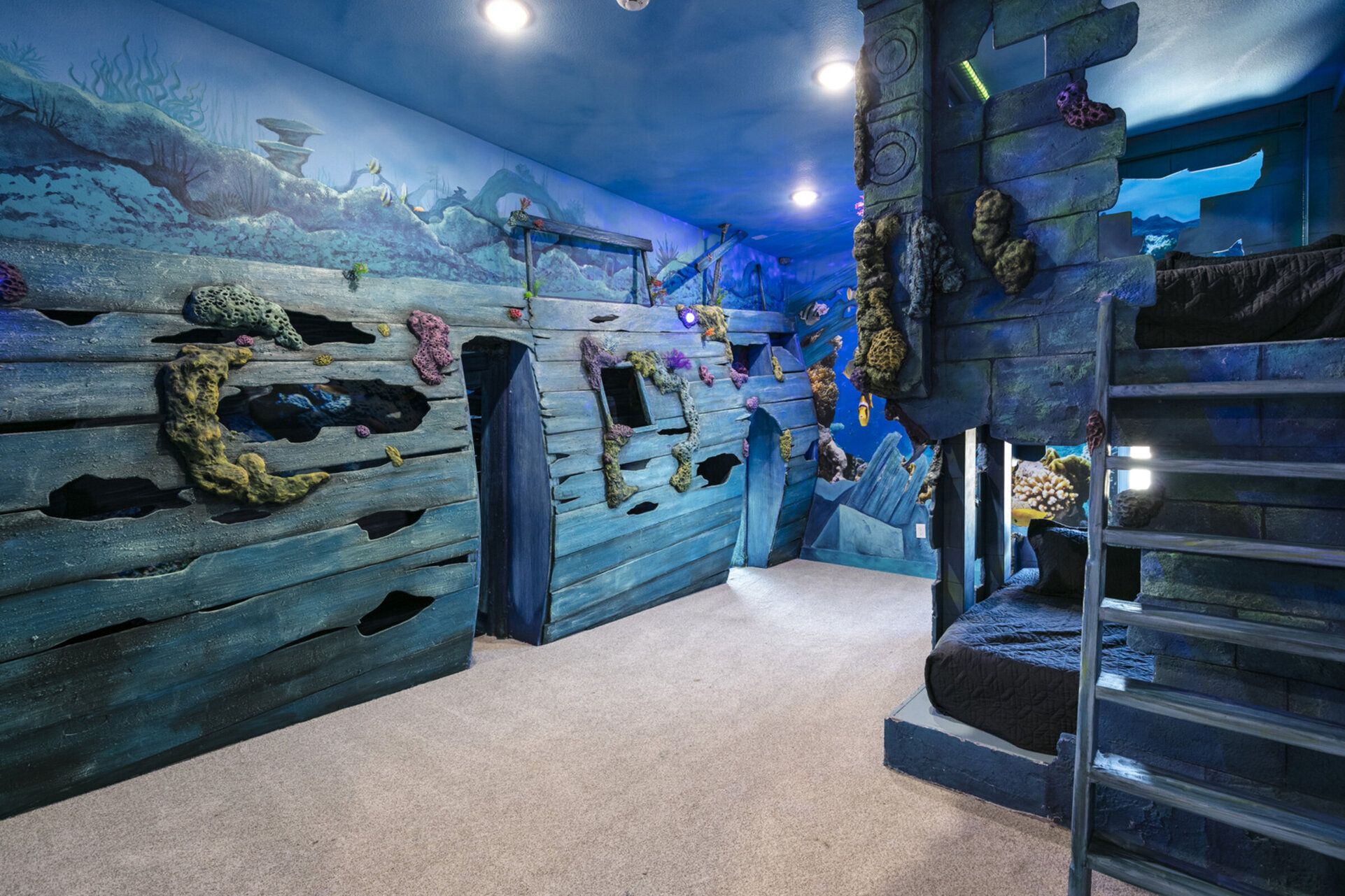Explore what lies in the ocean in this bedroom!