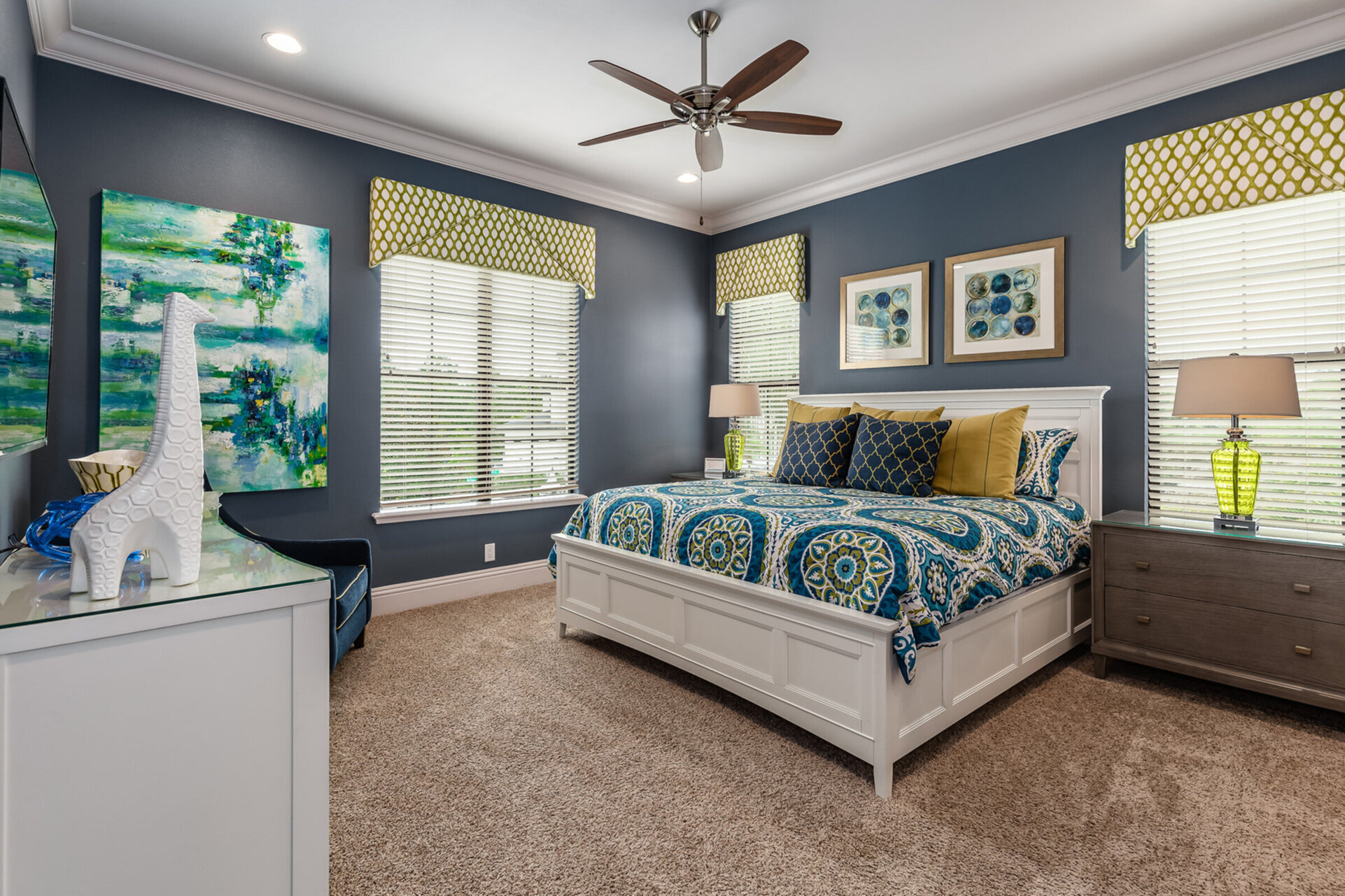 Wake up feeling fresh after a great night's sleep in this king-sized bed