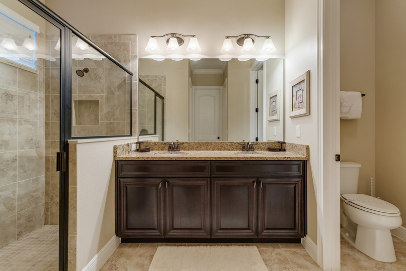 The en-suite bathroom includes a stand-alone shower