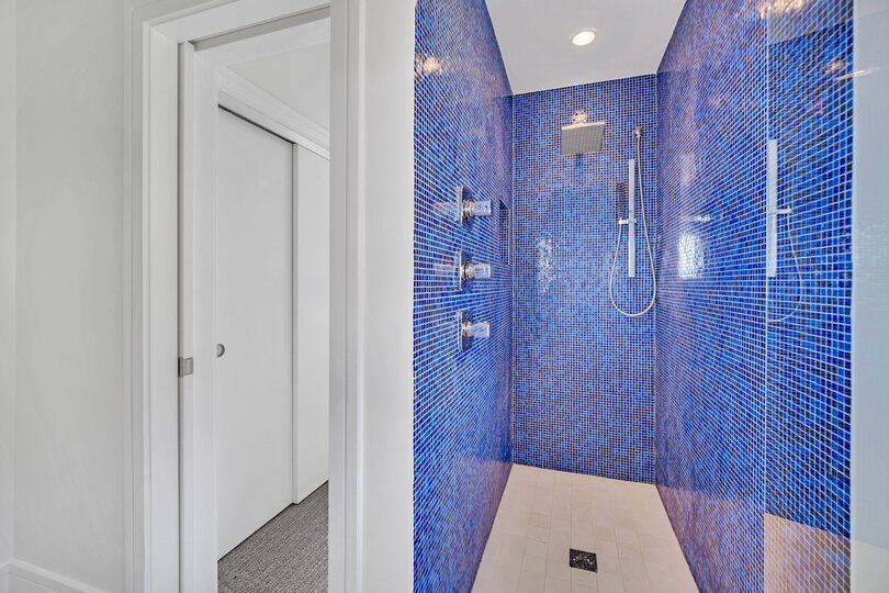 The en suite bathroom offers a walk-in shower
