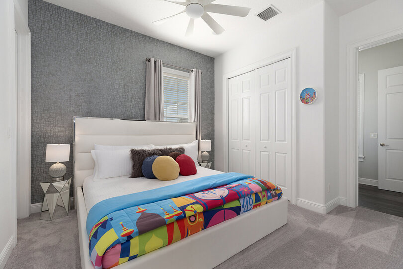 Sleep soundly in this comfortable king bed