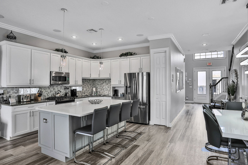 This bright and airy kitchen is fully-equipped with modern furniture and appliances