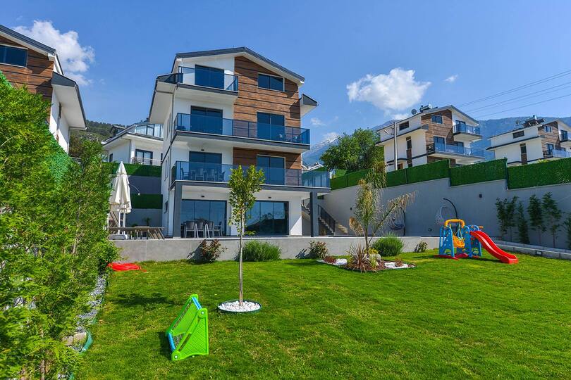A Home Designed for Summer Living 1038