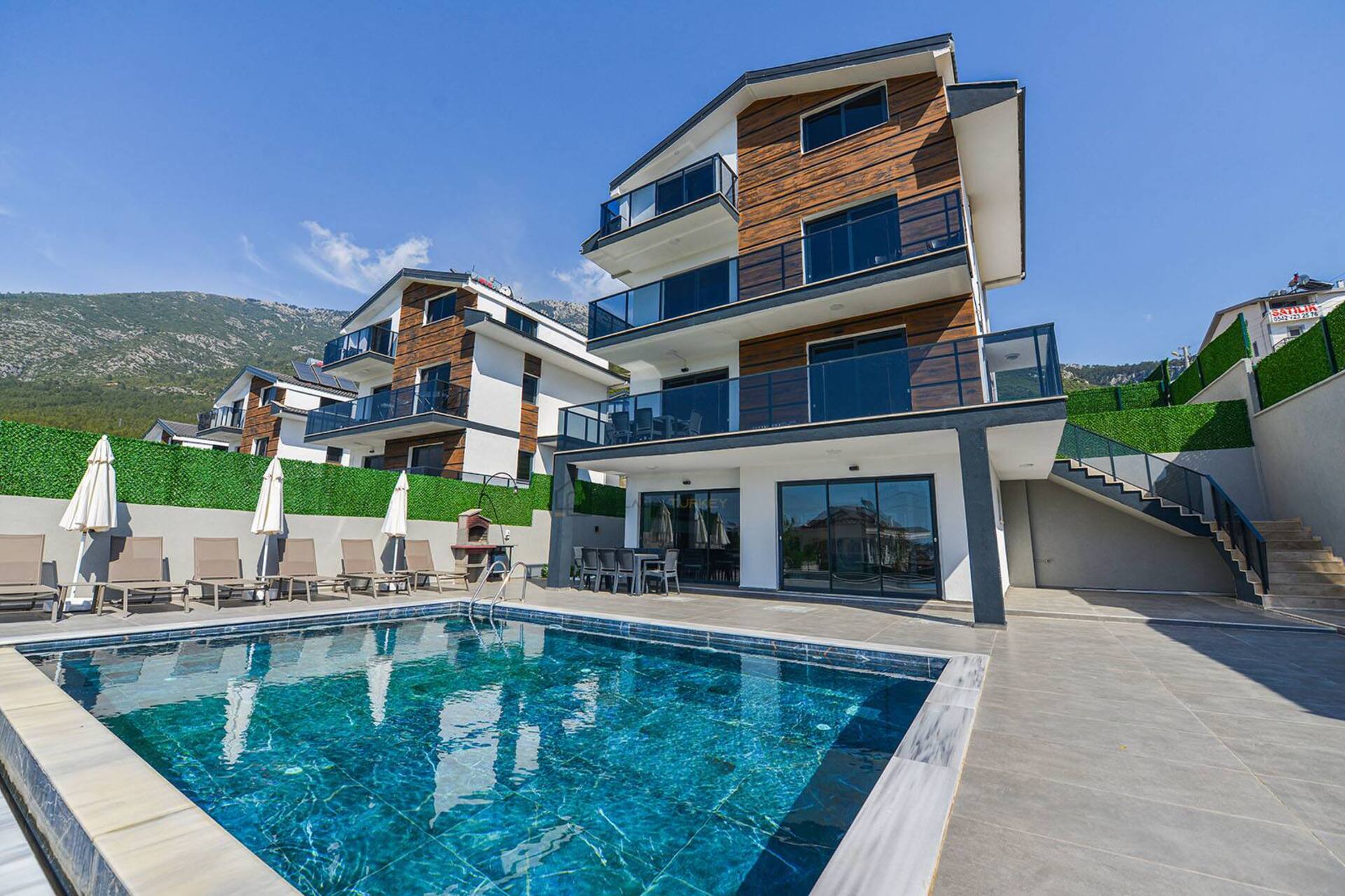 A Home Designed for Summer Living 1038