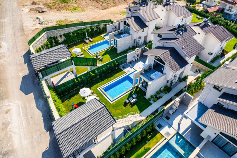 Your Own Setting for Holiday Living 1047