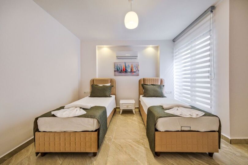 Your Own Setting for Holiday Living 1047