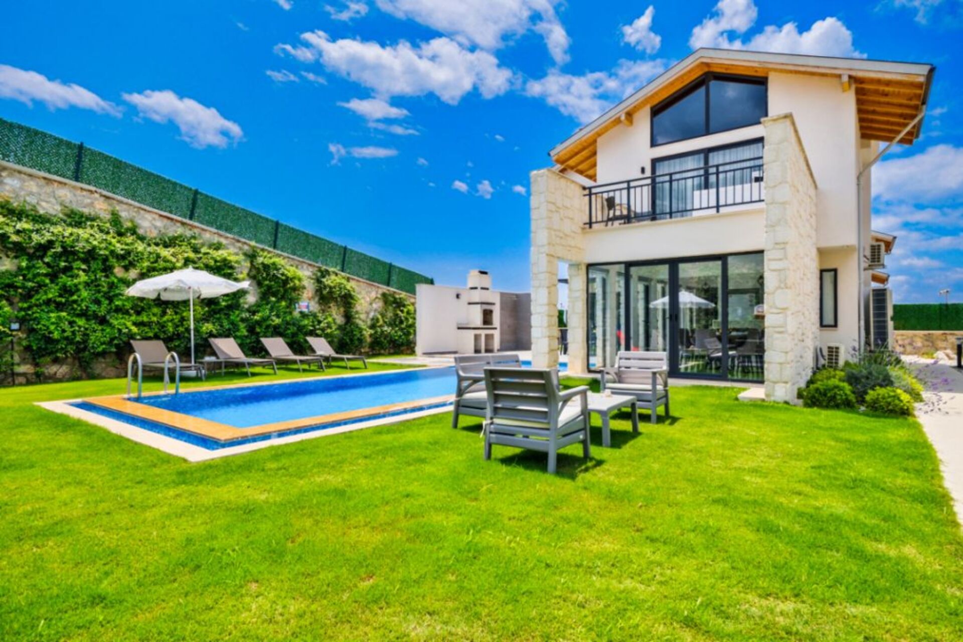 Your Own Setting for Holiday Living 1047