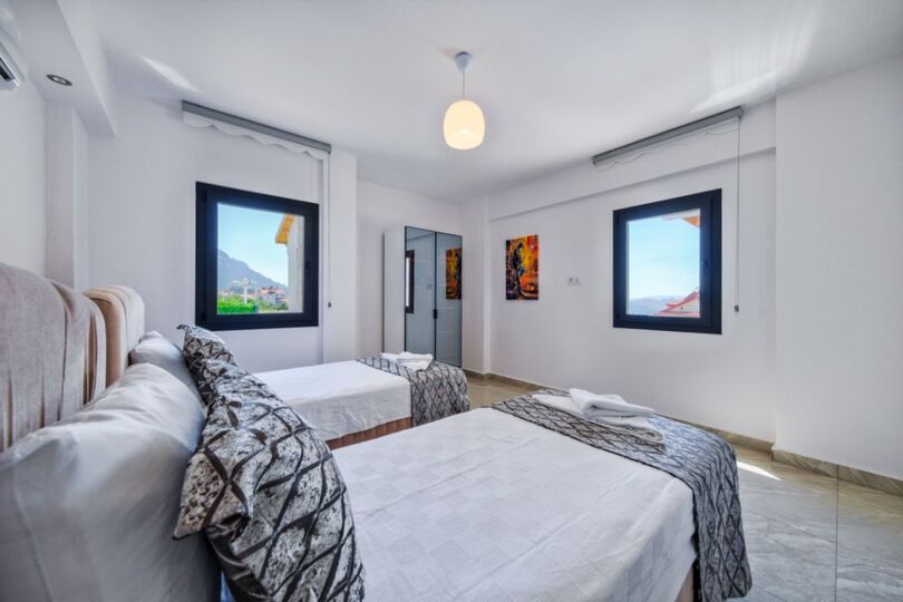 Your Own Setting for Holiday Living 1047