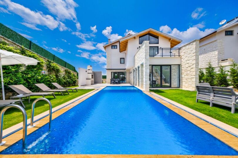 Your Own Setting for Holiday Living 1047