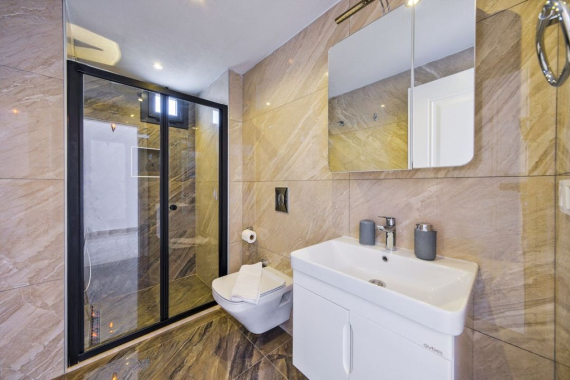 Your Own Setting for Holiday Living 1047