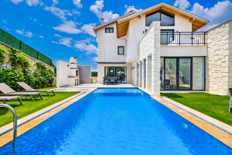 Your Own Setting for Holiday Living 1047