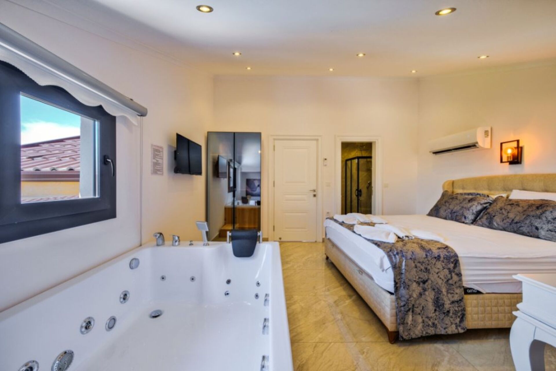 Your Own Setting for Holiday Living 1047