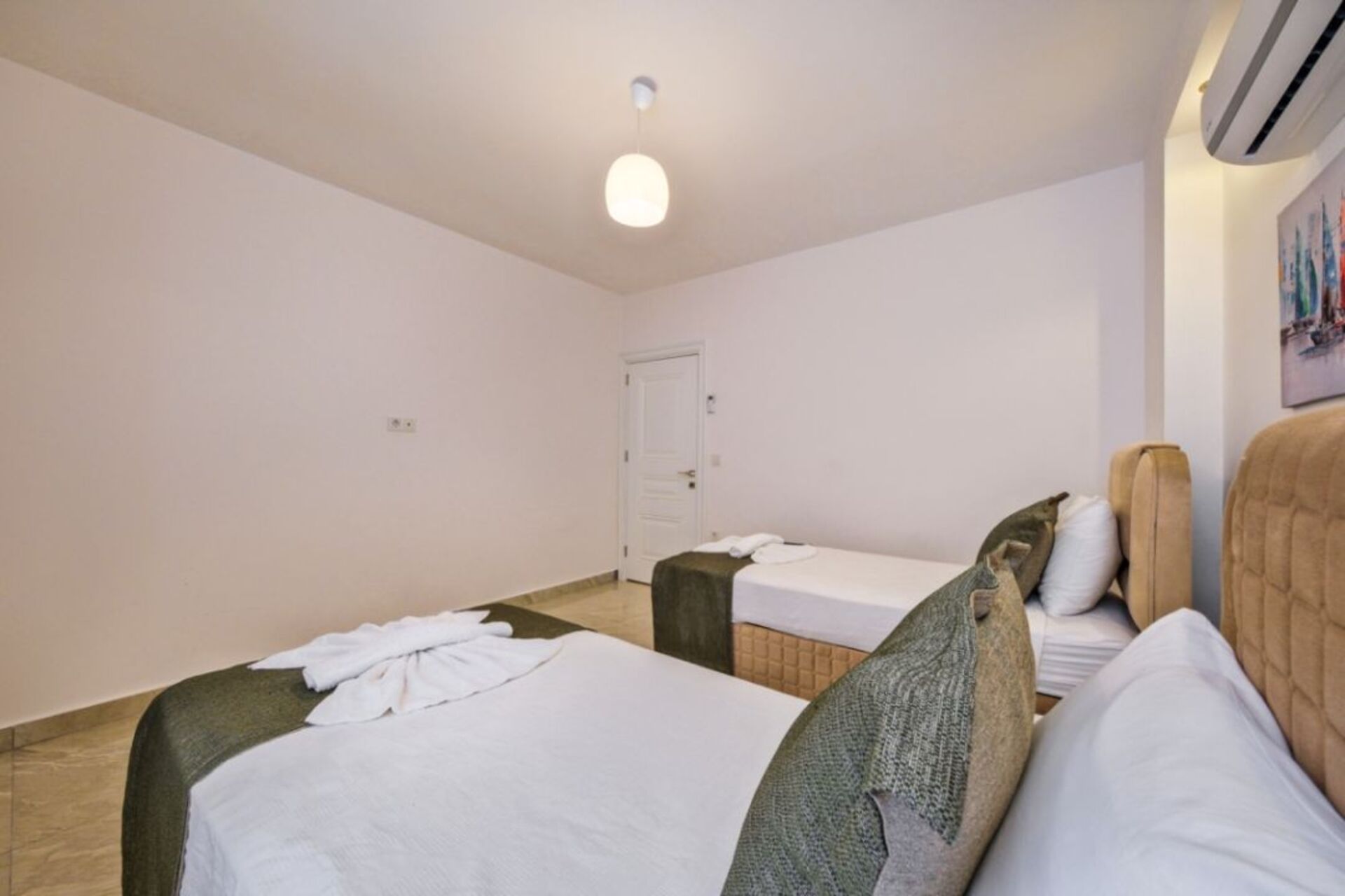 Your Own Setting for Holiday Living 1047