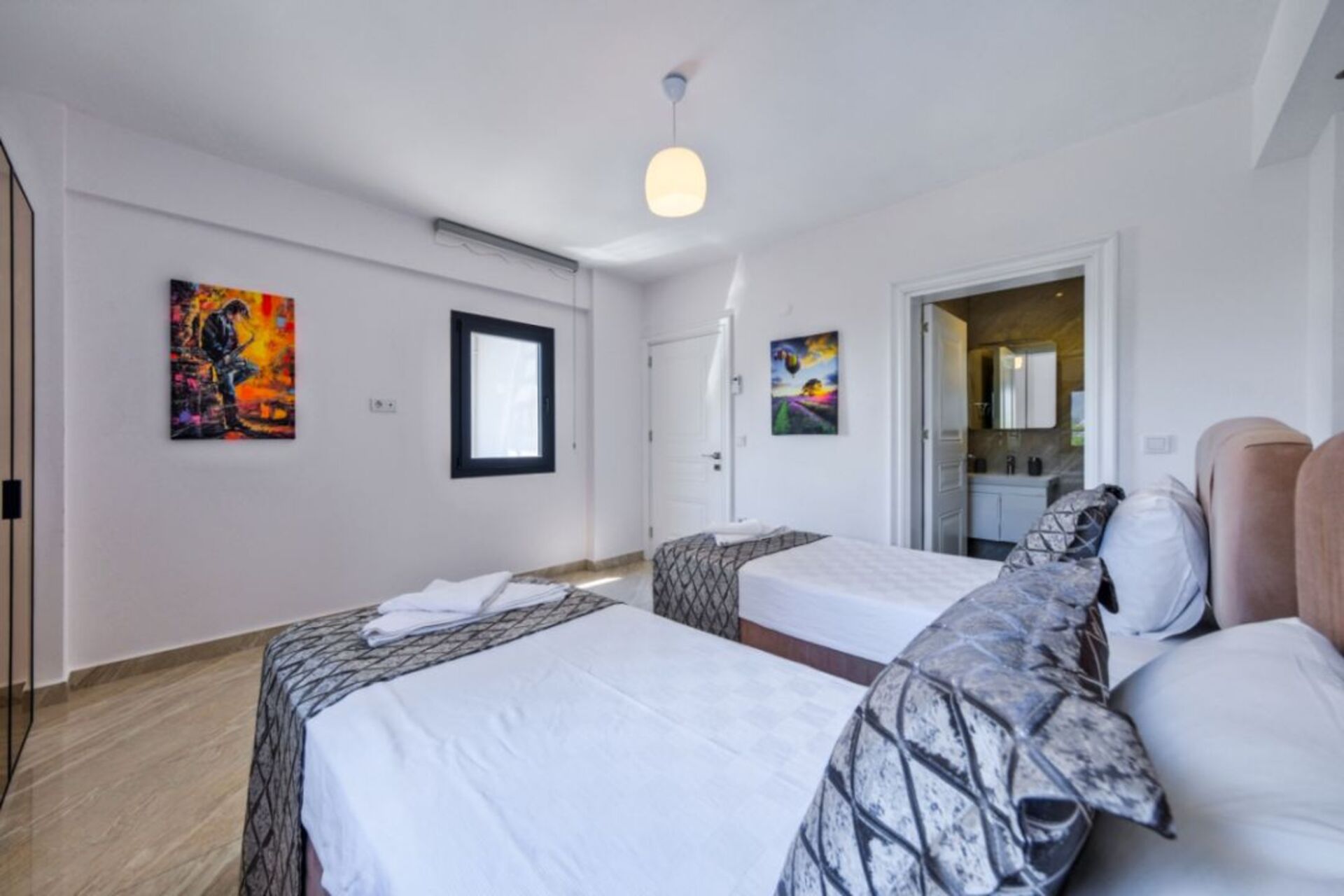 A Home That Feels Like a Holiday 1048