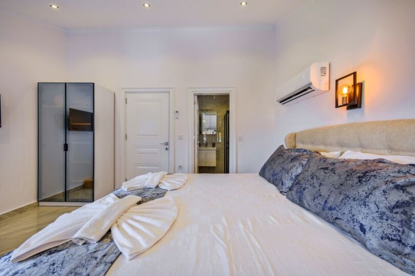 A Home That Feels Like a Holiday 1048
