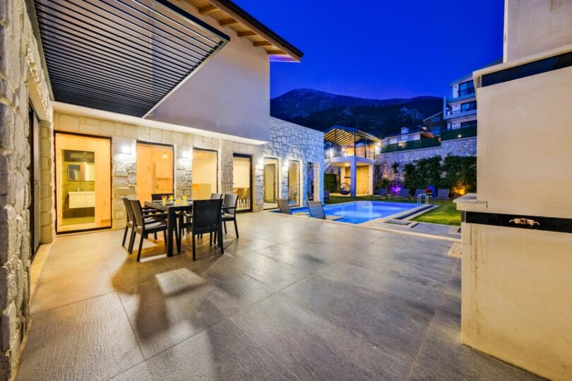 A Home That Feels Like a Holiday 1048