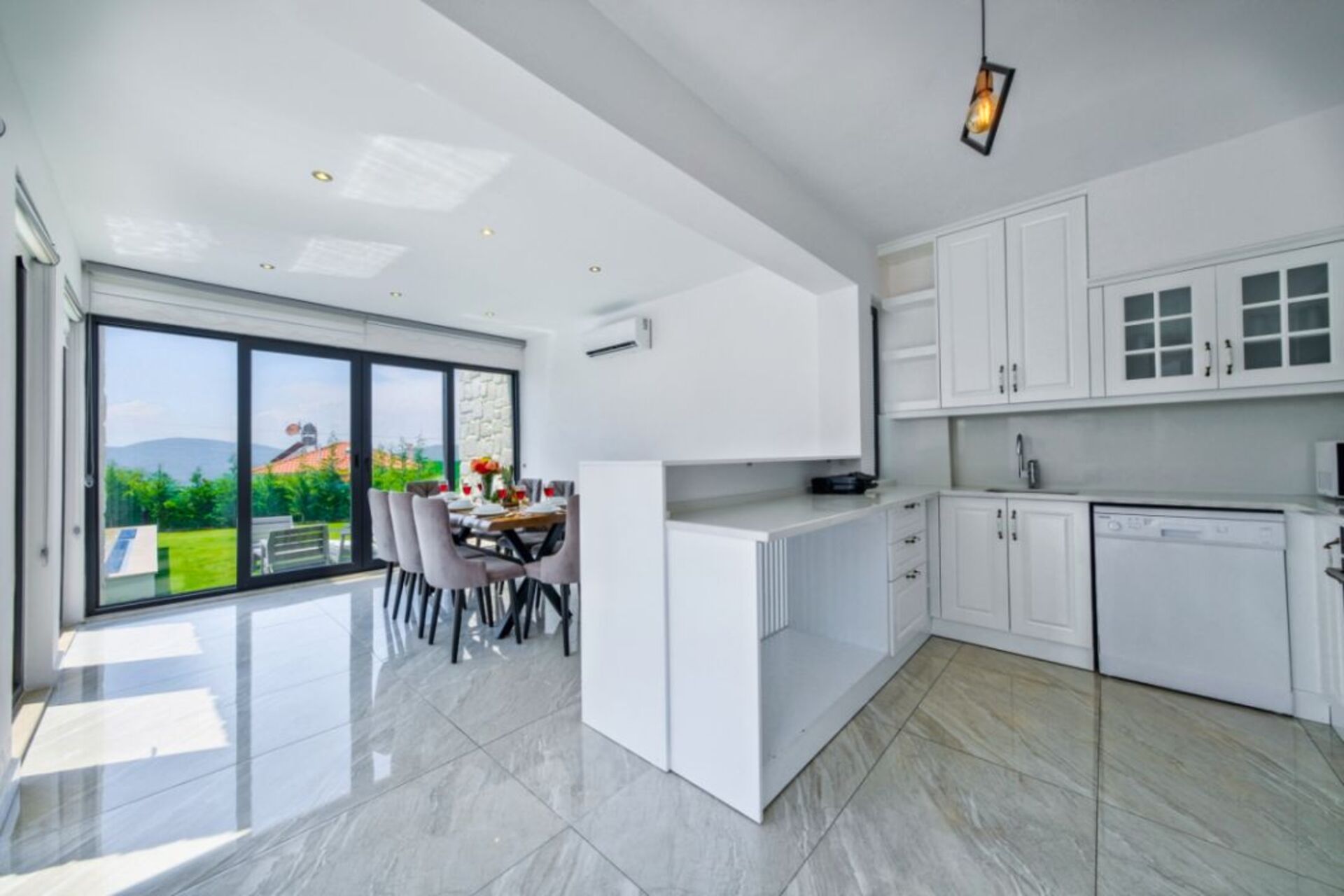 A Home That Feels Like a Holiday 1048
