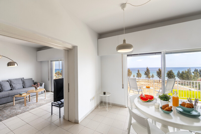 Ayia Triada Plajı yakınında modern H2O Suite