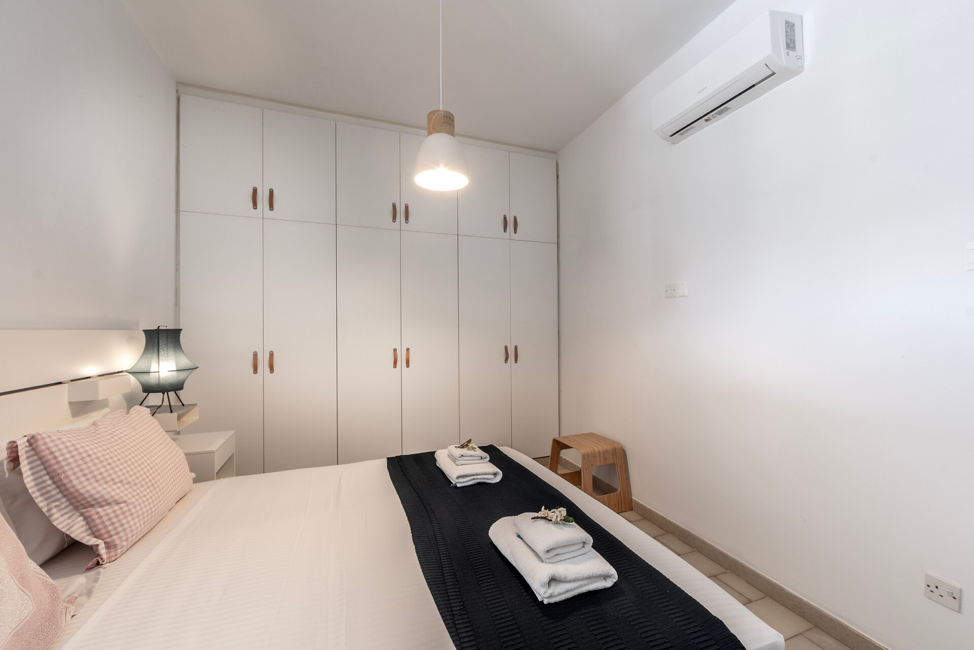 Ayia Triada Plajı yakınında modern H2O Suite