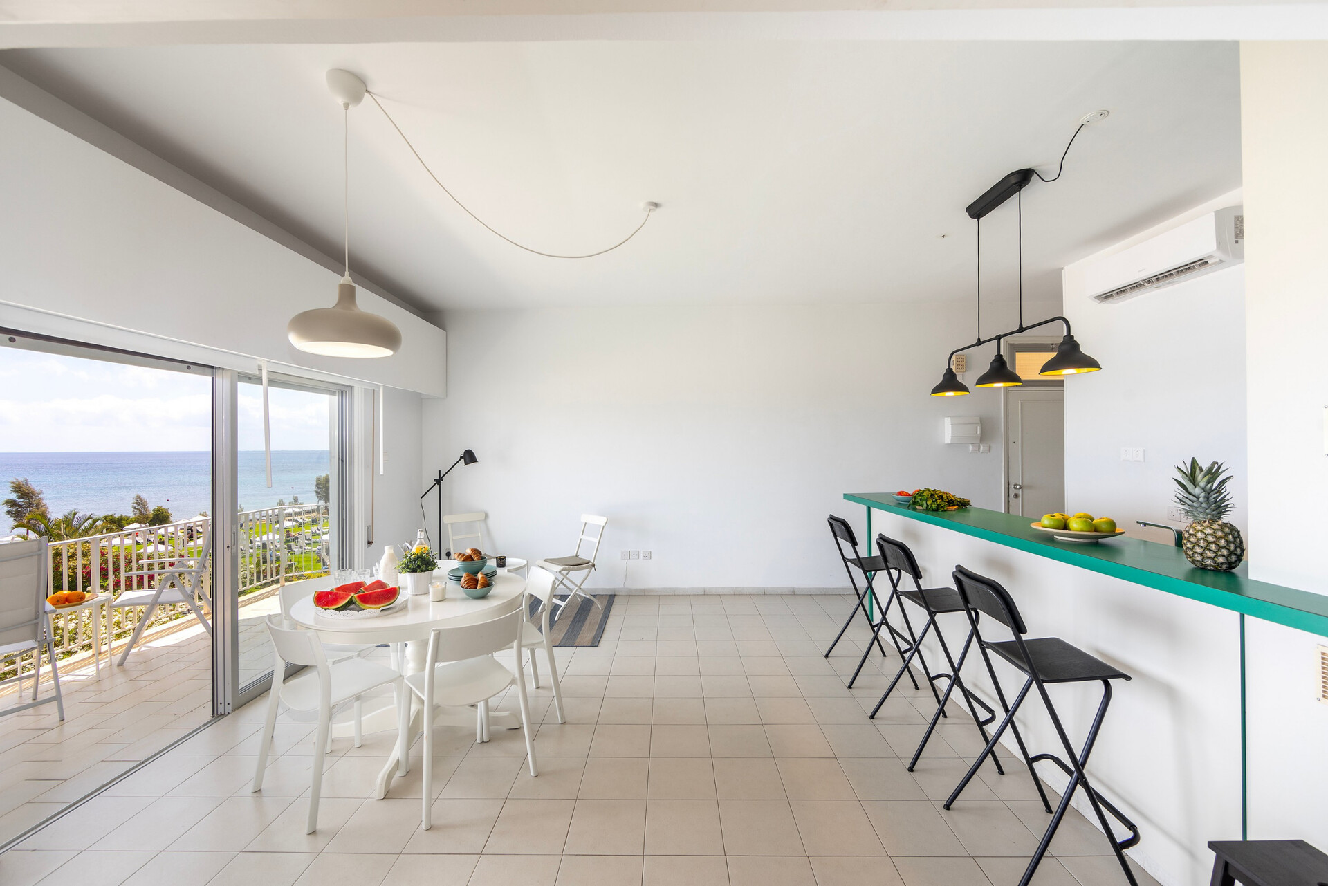 Ayia Triada Plajı yakınında modern H2O Suite