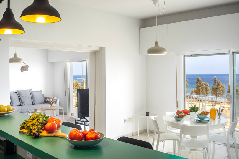Ayia Triada Plajı yakınında modern H2O Suite