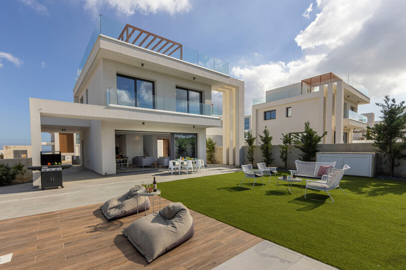 Paralimni'de Modern Tasarımlı, 1590 Yılına Ait Konforlu Aile Evi