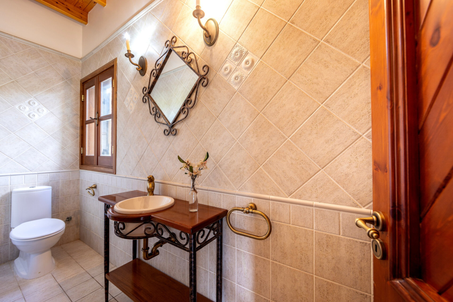 Pedoulas'ta bulunan büyüleyici 4 yatak odalı villa, 1005